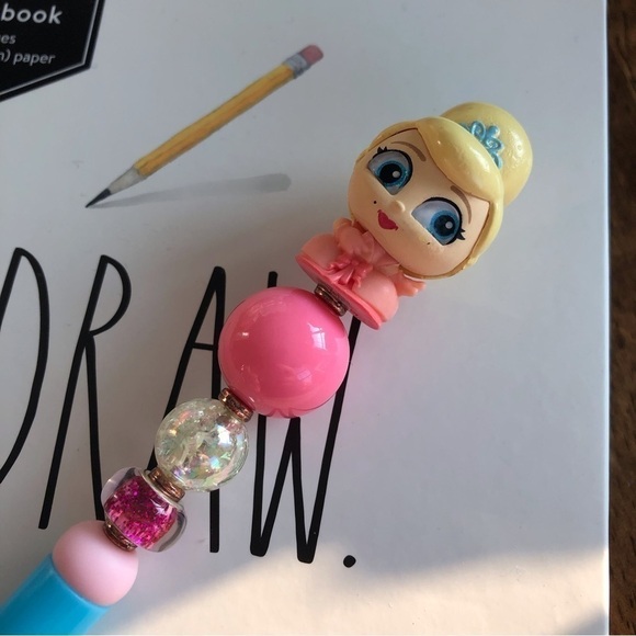Disney doorables: The Princess and The Frog: Charlotte handmade beaded pen - Picture 1 of 3